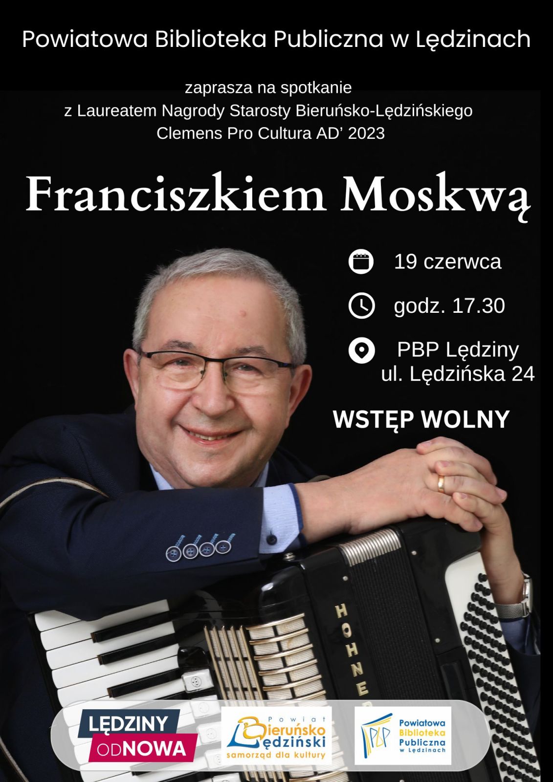 Plakat informacyjny, na czarmym tle zdjęcie Frnanciszka Moskwy z akordeonem